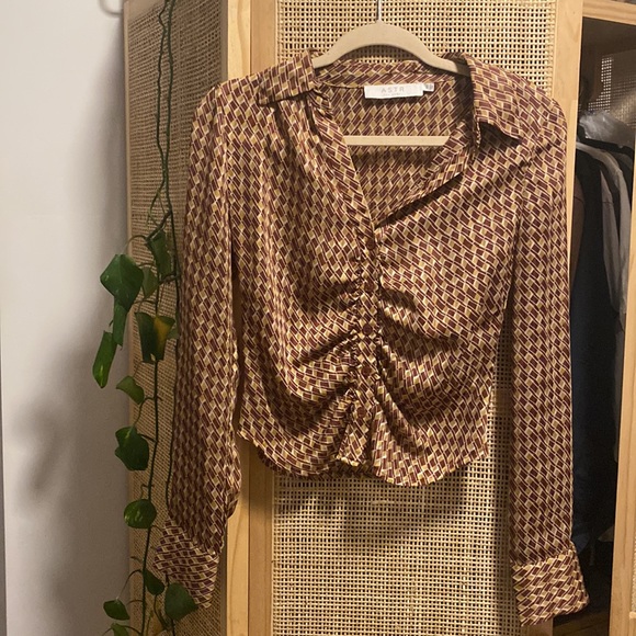 ASTR THE LABEL RUCHED BUTTON UP TOP - Picture 2 of 6